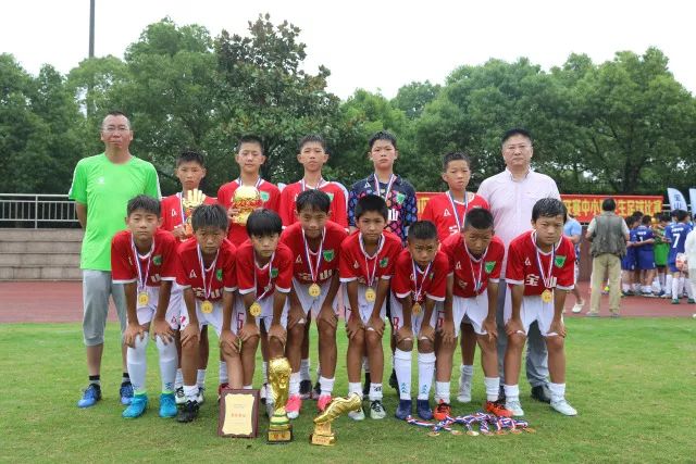 四川雷波“耻辱”合影引发教育管理争议